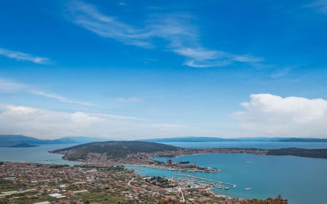 Restful Apartment in Mastrinka near Beach & Town Center