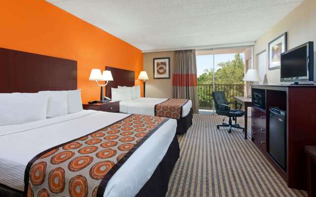 Howard Johnson by Wyndham Arlington Ballpark / Six Flags