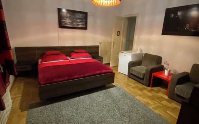 Budapest Promenade Cherry