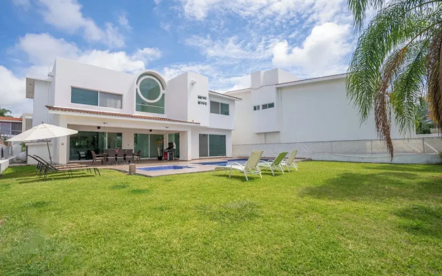 Spacious 5 Bedroom Oasis with Pool & BBQ