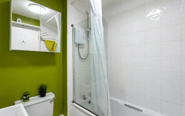 Stylish 2 Bedroom Apartment Near the City Centre