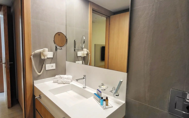 Monot Suites