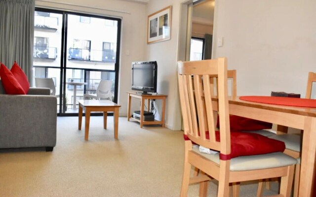 Convenient City Apartment with Pool Gym and Tennis Court