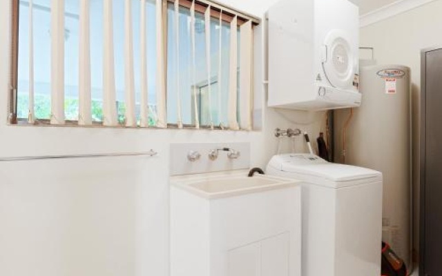 3 'Frangipani', 30 Leonard Avenue - Great Townhouse With Air Con – Guest Rooms – Shoal Bay