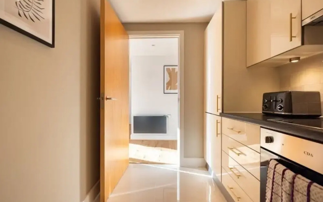 The Crystal Quarters - Modern & Bright 2BDR Apartment