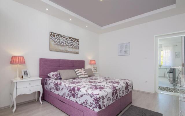 Old City Luxury Apartment Iris