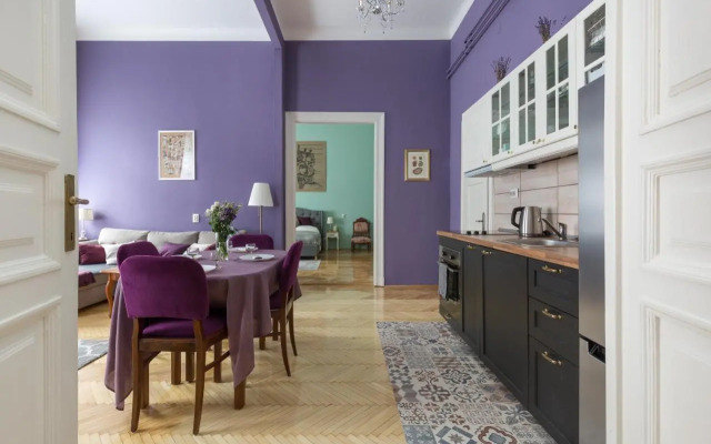 Eclectic Luxury & Spacious 2BR AC Apt in Center