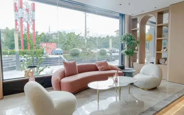 Qiyue Manshan Hotel (Dujiangyan Sunchuang Wen Hotel)