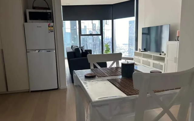 Modern 1BR With Breathtaking Views – Guest Rooms – Melbourne