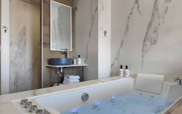 Suites JM - Les Pins Marines - Jacuzzi & Vue Mer