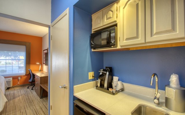 Holiday Inn Express Hotel & Suites Oshkosh, an IHG Hotel