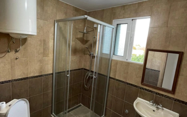 Entire spacious apartment with free parking