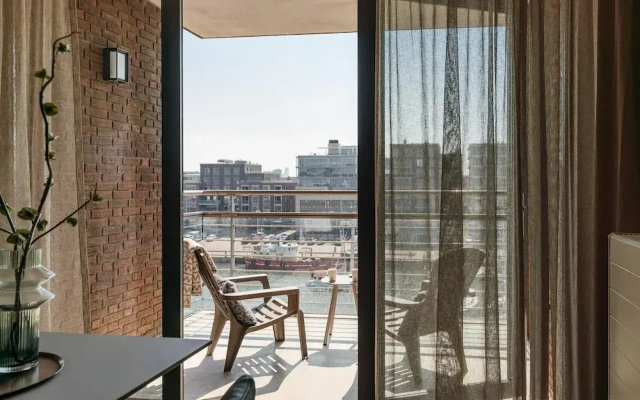 Harbor Breeze: Modern Stay