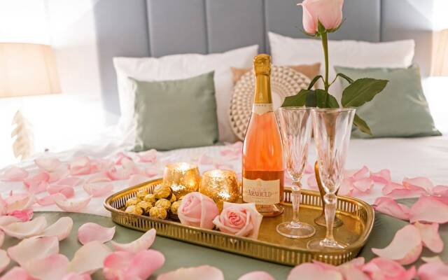 MM House - Adults Only