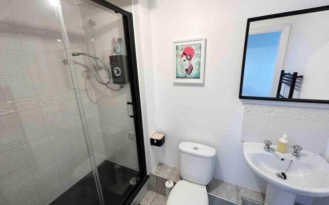 1-bed Apartment in Greater London Next to Station