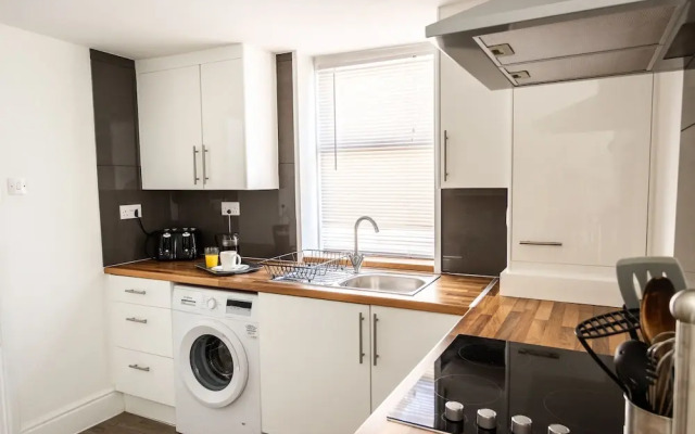 Spacious - Central 2 Bed Apartment
