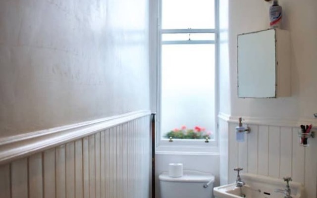 Bright & Spacious One Bedroom Flat Near Leith