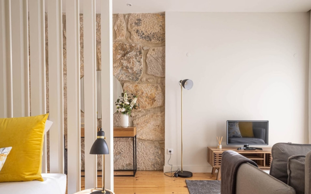 Bonja1 Light-filled Apartment w/ Balcony +AC