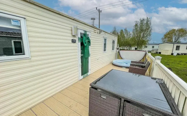 Caravansleeps8-hottub-fireplace-garden-patio