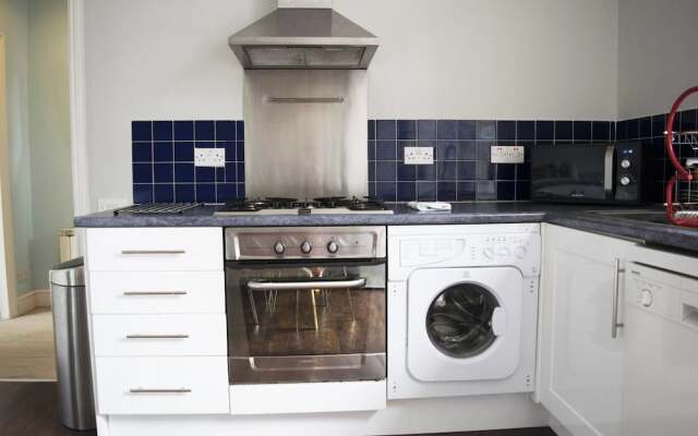 Trendy 2BR Home in Heart of Chiswick, 4 Guests!