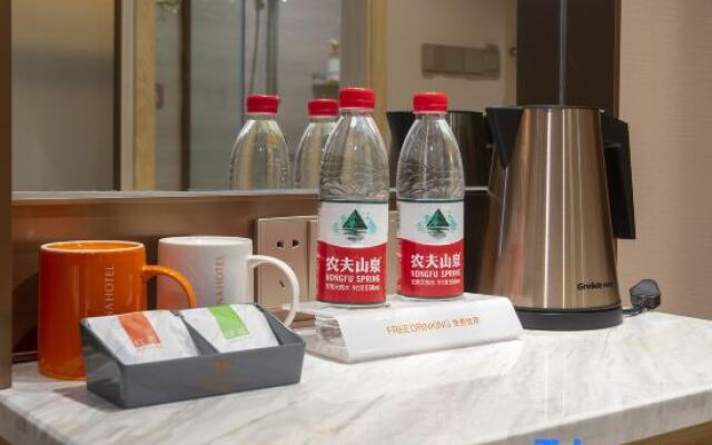 Vienna Hotel (Luoshan)