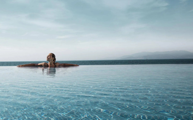 Charisma De Luxe Hotel