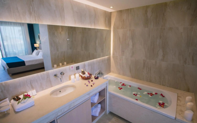 Almуros Beach Resort and Spa