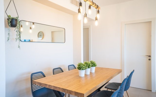 Stylish Seaside Escape with Balcony by Sea N' Rent