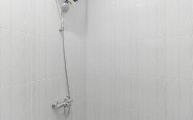 RedDoorz Plus Near Kepri Mall