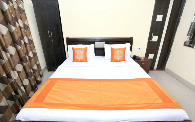 OYO 11642 Hotel Golden Grand