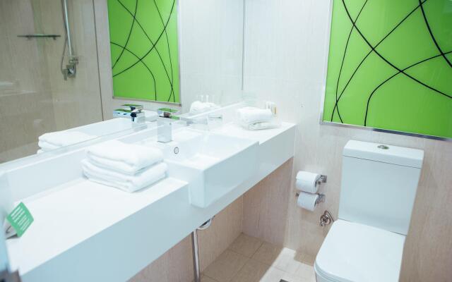 Holiday Inn Warwick Farm by IHG