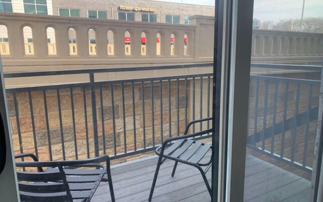 Modern 2 Bedroom on Riverfront w Parking