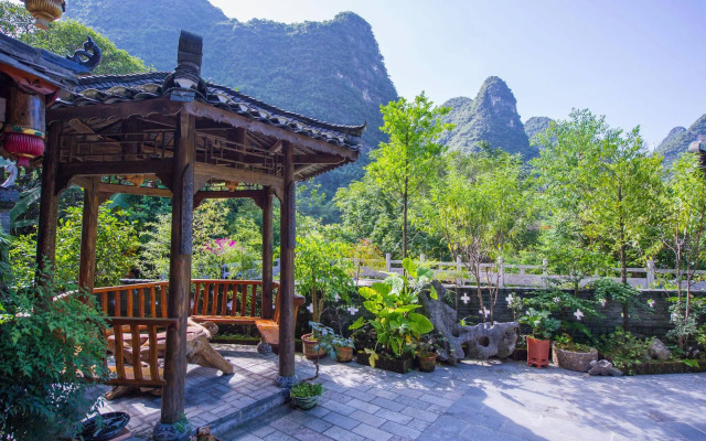 Yangshuo Scenic Mountain Retreat