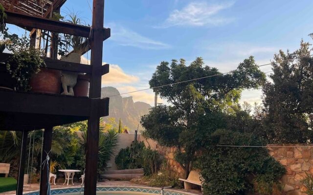 Lavish Camps Bay Pool Side Apartment