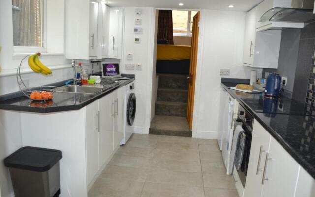 Willow Tree Apartment - 1 Bedroom Apartment - Stayseekers