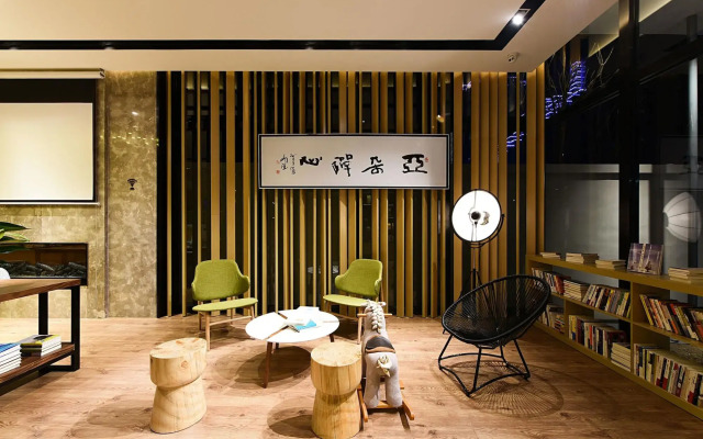 Atour Hotel High Speed Railway Station Maoming