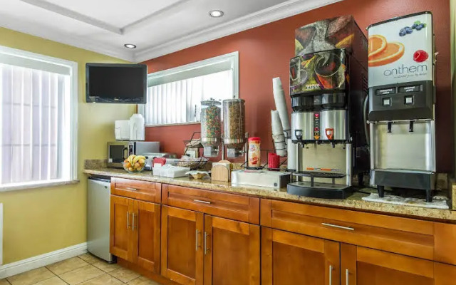 Rodeway Inn & Suites Near the Coliseum & Arena