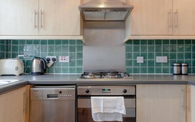 2 Bedroom Apartment Near Kensington Olympia Station