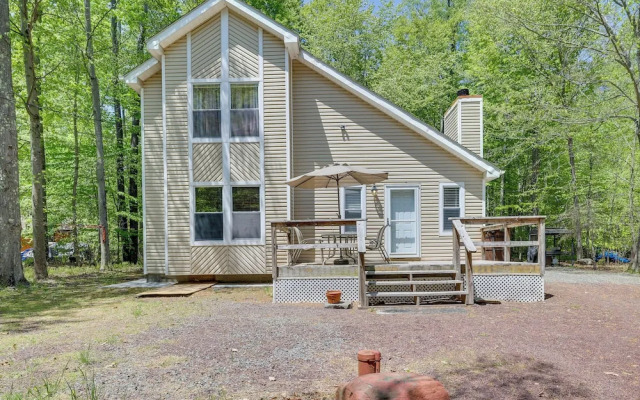 Fire Pit, Kayak & Gas Grill: Pocono Lake Home!