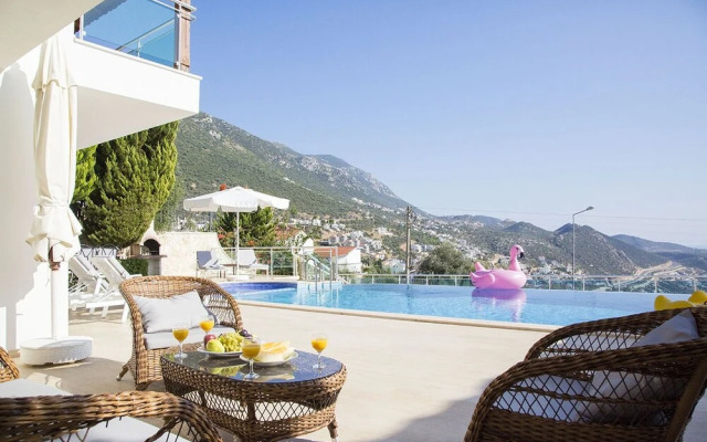 Villa Alkin by Akdenizvillam