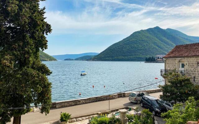 Charming Bohemian house in Perast