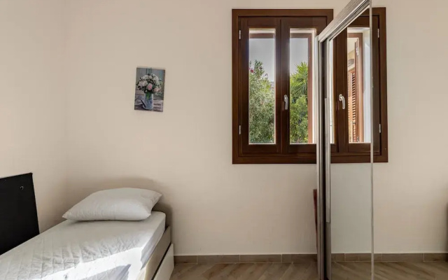 Air-conditioned With Garden and Private Parking