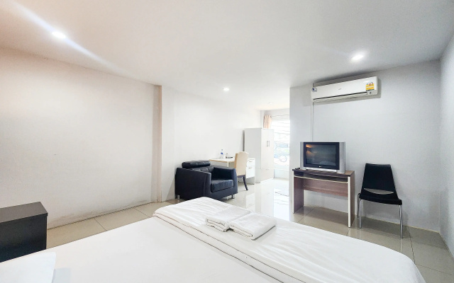 Freesia Bangphi Guest House by ZUZU