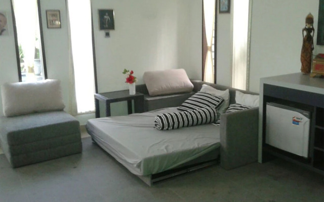 Rumah Putih Abu Abu