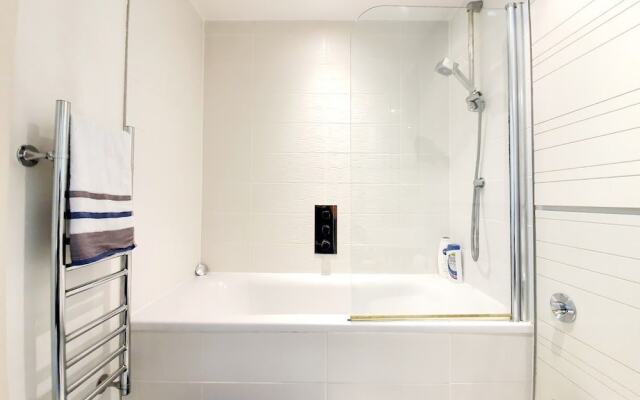 Airy 2 Bed 2 Bathroom With Balcony
