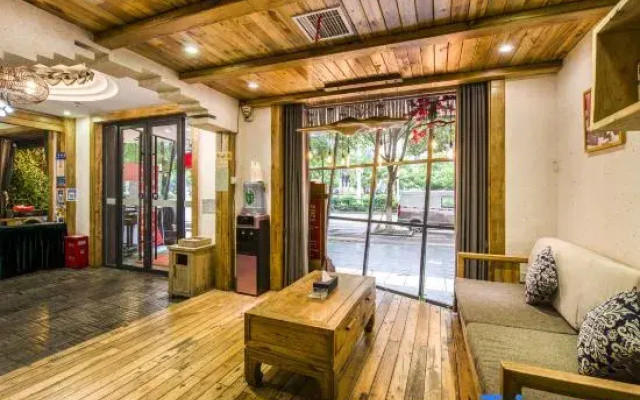 Cloud Gathering Hotel (Chenzhou Wuling Square Chenzhou Station Store)