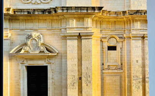 Valletta Collection - Merchant Str Apartment with large yard