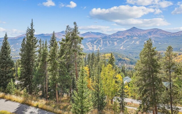 Rounds Retreat 4 Bedroom Home by RedAwning