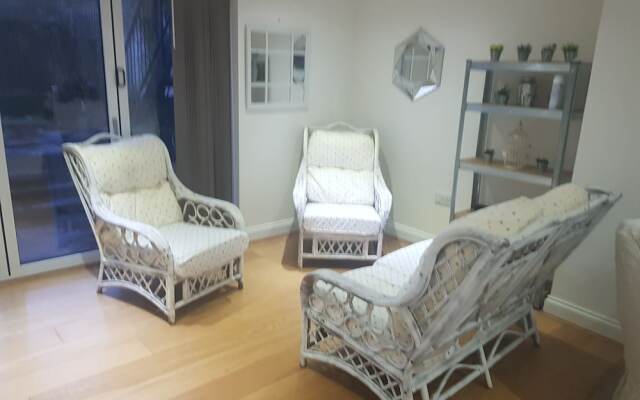 Lovely Large Garden Flat