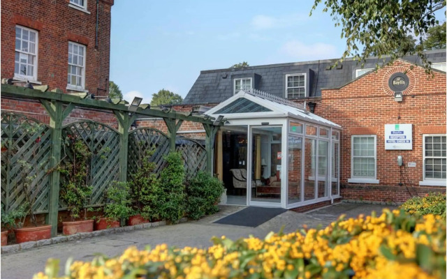 OYO Baylis House Hotel